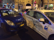 بالصور: إصابة طفيفة لـ5 أشخاص بحادث طرق بين مركبتين بيافا